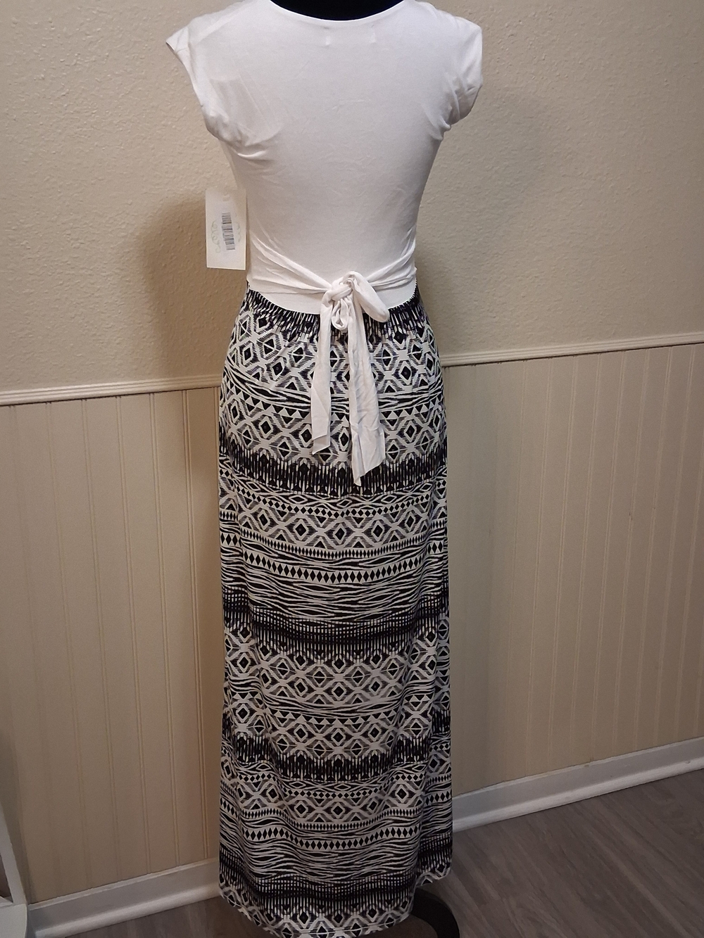 Filly Flair White and Black Geometric Print Maxi Dress - Picture 5 of 7